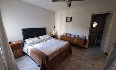 Casa en venta de tres dormitorios, quincho y cochera con depósito. Acebal.