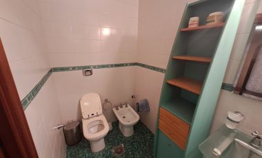 Casa en venta de tres dormitorios, quincho y cochera con depósito. Acebal.