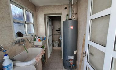 Casa en venta de tres dormitorios, quincho y cochera con depósito. Acebal.