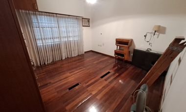 Casa en venta de tres dormitorios, quincho y cochera con depósito. Acebal.