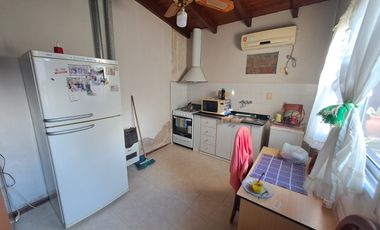 Casa en venta de tres dormitorios, quincho y cochera con depósito. Acebal.