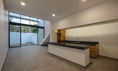 En Venta, Casa tipo TH de 3 recámaras y alberca dentro y al norte de la ciudad