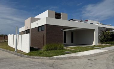 CASA EN PREVENTA EN LAG 8