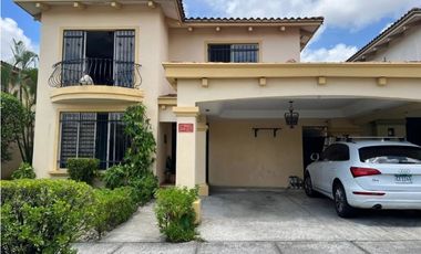 Casa en Venta en Paseo Dorado – Dorado Lake, Condado del Rey MLD