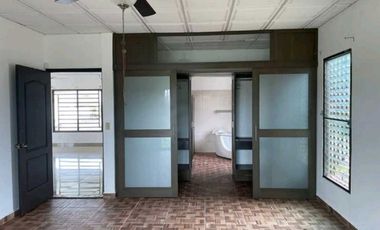 ALQUILER DE CASA EN LOS ALGARROBOS CERCADA ATRAS  3 RECAMARAS