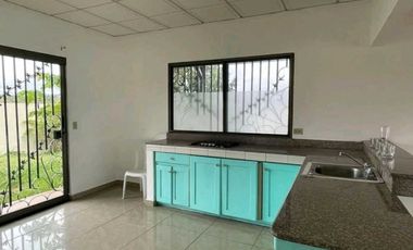 ALQUILER DE CASA EN LOS ALGARROBOS CERCADA ATRAS  3 RECAMARAS