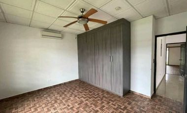 ALQUILER DE CASA EN LOS ALGARROBOS CERCADA ATRAS  3 RECAMARAS