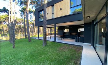 CASA EN VENTA A ESTRENAR  MINIMALISTA EN BARRIO PIONEROS