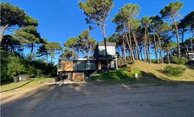 CASA EN VENTA A ESTRENAR  MINIMALISTA EN BARRIO PIONEROS