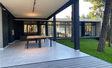 CASA EN VENTA A ESTRENAR  MINIMALISTA EN BARRIO PIONEROS