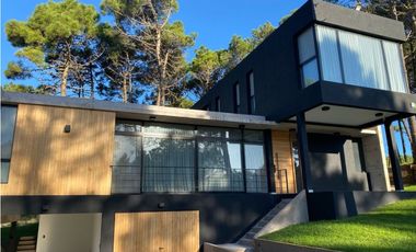 CASA EN VENTA A ESTRENAR  MINIMALISTA EN BARRIO PIONEROS