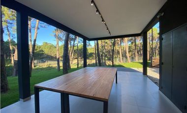 CASA EN VENTA A ESTRENAR  MINIMALISTA EN BARRIO PIONEROS