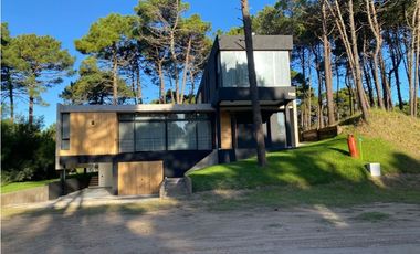 CASA EN VENTA A ESTRENAR  MINIMALISTA EN BARRIO PIONEROS