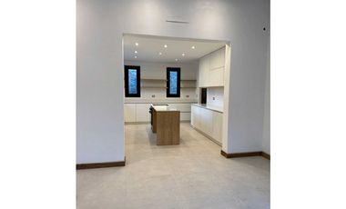 VENTA DE CASA A ESTRENAR - ISLA DEL GOLF PINAMAR