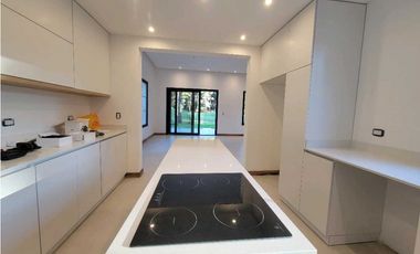 VENTA DE CASA A ESTRENAR - ISLA DEL GOLF PINAMAR