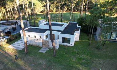 VENTA DE CASA A ESTRENAR - ISLA DEL GOLF PINAMAR