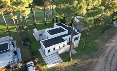 VENTA DE CASA A ESTRENAR - ISLA DEL GOLF PINAMAR