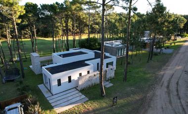 VENTA DE CASA A ESTRENAR - ISLA DEL GOLF PINAMAR
