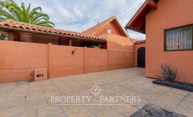 Venta de Casa con excelente ubicación y conexión a pasos de rojas magallanes.