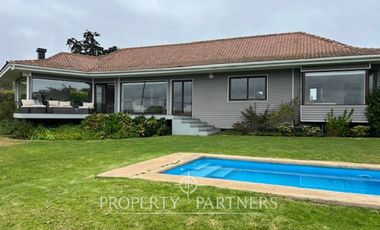 Casa en sector tradicional con vista al mar