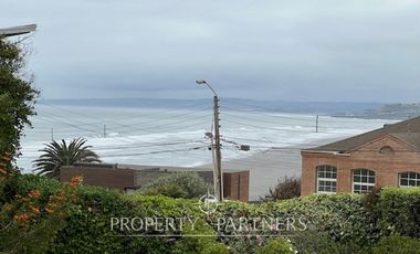 Casa en sector tradicional con vista al mar