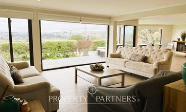 Casa en sector tradicional con vista al mar