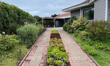 Casa en sector tradicional con vista al mar