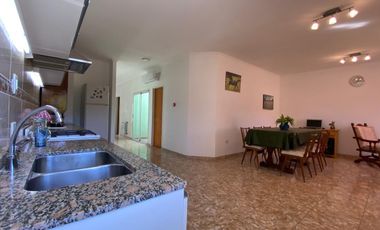 Casa en venta - 3 Dormitorios 2 Baños - 238Mts2 - Roque Perez