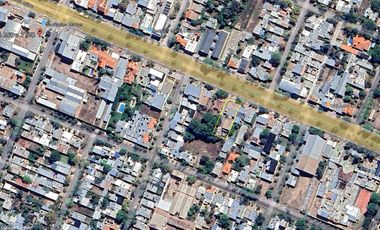 Casa y galpón en Av. Mitre sobre el boulevard