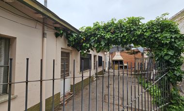 Casa y galpón en Av. Mitre sobre el boulevard