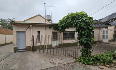 Casa y galpón en Av. Mitre sobre el boulevard