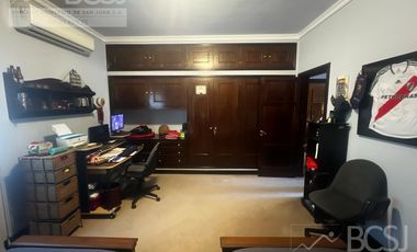 Casa en  Av. Libertador entre Salta y Av. España