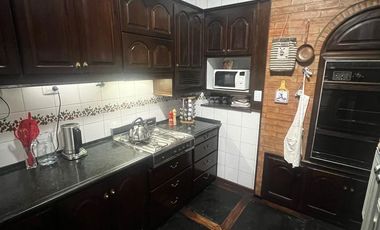Casa en  Av. Libertador entre Salta y Av. España