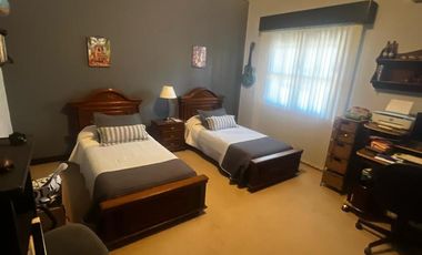 Casa en  Av. Libertador entre Salta y Av. España