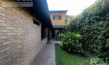 Casa en  Av. Libertador entre Salta y Av. España