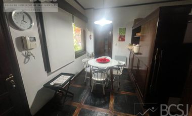 Casa en  Av. Libertador entre Salta y Av. España