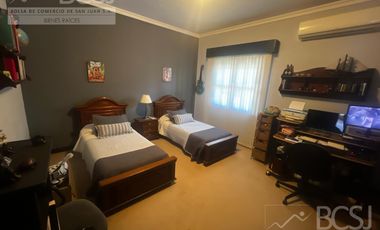 Casa en  Av. Libertador entre Salta y Av. España