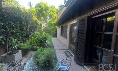 Casa en  Av. Libertador entre Salta y Av. España