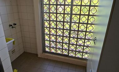 DEPARTAMENTO DE 3 AMBIENTES CON COCHERA, ALQUILER. VTE LOPEZ