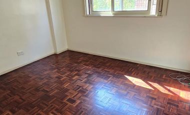 DEPARTAMENTO DE 3 AMBIENTES CON COCHERA, ALQUILER. VTE LOPEZ