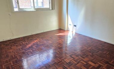 DEPARTAMENTO DE 3 AMBIENTES CON COCHERA, ALQUILER. VTE LOPEZ