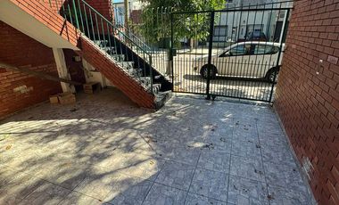 Ph 3 Ambientes al frente  con patio  Lanus Oeste