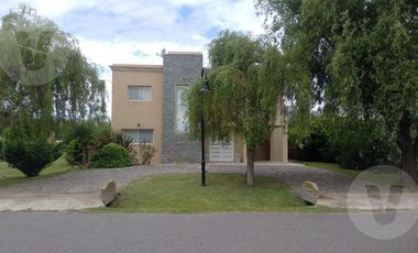 Casa en alquiler amoblada - Barrio Haras del Sur II