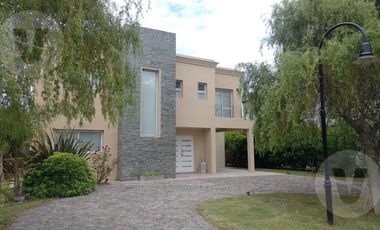 Casa en alquiler amoblada - Barrio Haras del Sur II