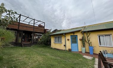 Casa con 3 dormitorios, cochera pasante y quincho unico