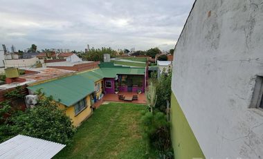 Casa con 3 dormitorios, cochera pasante y quincho unico