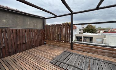 Casa con 3 dormitorios, cochera pasante y quincho unico