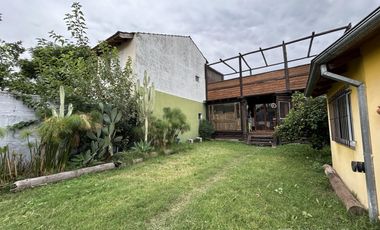 Casa con 3 dormitorios, cochera pasante y quincho unico