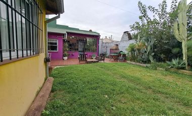 Casa con 3 dormitorios, cochera pasante y quincho unico