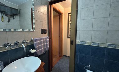 Casa con 3 dormitorios, cochera pasante y quincho unico